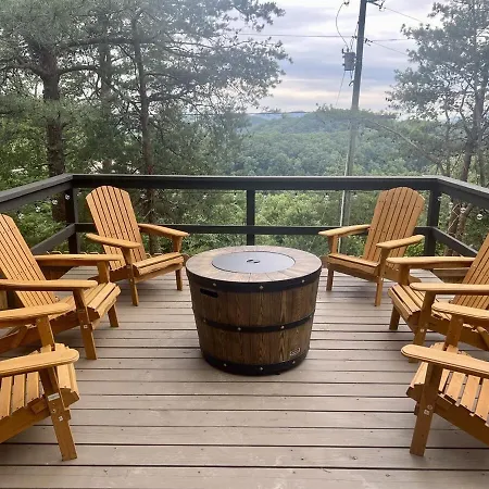 Whiskey Ridge 3 Bdrm Cabin-Firepit, Fenced Yard, Hot Tub
